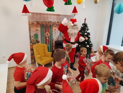 Spotkanie dzieci z Oddziału Przedszkolnego ze Świętym Mikołajem