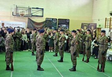 Klasa 8 na Jubileuszowej Giełdzie Edukacyjnej w Podegrodziu  